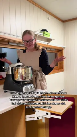 Dette er GENIALT spør du meg😮‍💨😮‍💨 Kjøkkenmaskinen min veier jo også typ 2 tonn, så det er veldig greit å slippe å løfte den opp fra kjøkkenskapet hver gang det skal bakes👩🏼‍🍳 #matfrabunnen #hjemmelaget #matpåtiktok #fyp #LifeHack 