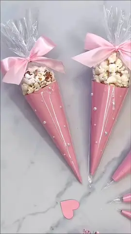 💬 شرح بسيط لفكرة شفتها وعجبتني، وشاركتها معاكم للإلهام الفيديو الأصلي مش من تنفيذي، وكل الحقوق محفوظة لصاحبه الفيديو  #شرح_فكرة #فيديو_للإلهام  التقديم بشكل يفتح النفس☺️🥰🌹 #تقديم_شيك #تنسيق_حلويات #أفكار_للتقديم 