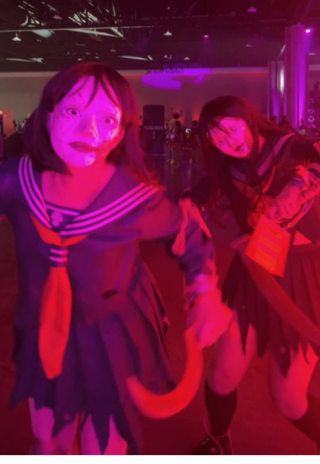 Come dance with us… if you dare 😈 Short hair: me Long hair: @jenniichii  #silenthill #ayakakashi #dreamhack2025 #cosplay #convention 