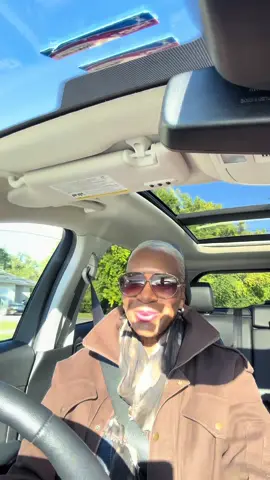 I love fall 🍂🍁☀️😎#chicagoinfluencer #grayhair #genx #liveyourbestlife 