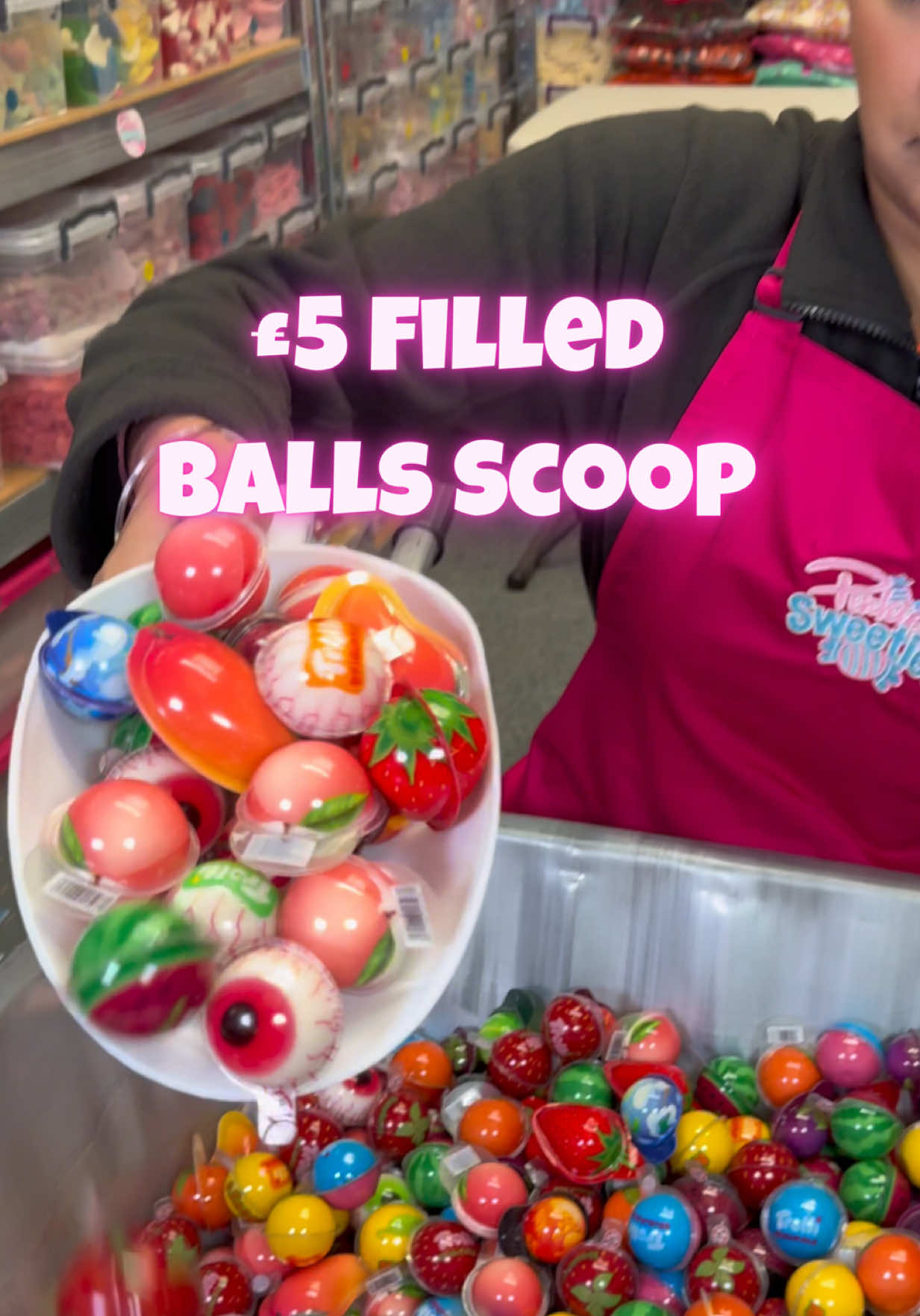 The £5 Filled Balls Scoop 😍🍬 Link in bio OR www.pinkiessweeties.com to shop our Scoops! 🍭 #onlinecandystore #pinkiessweeties 