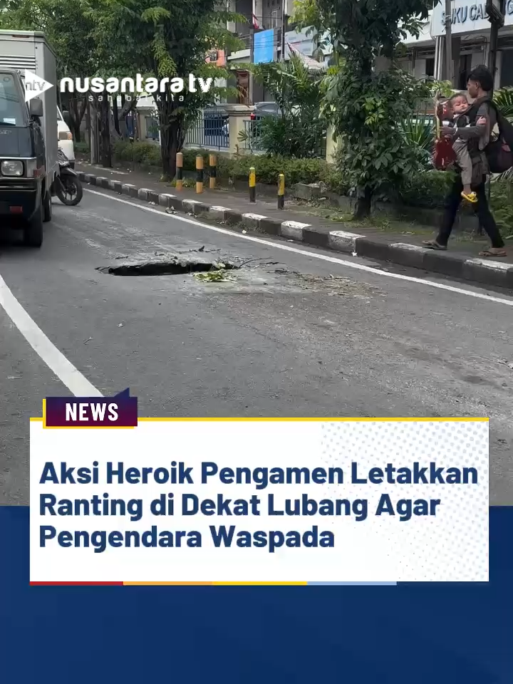 Aksi seorang pria pengamen meletakkan ranting pohon di dekat jalan berlubang menarik perhatian warganet.  Hal tersebut ia lakukan agar pengendara yang melintas waspada dan tidak melewati lubang tersebut. Lubang itu cukup besar dan dalam sehingga sangat berbahaya bagi pengendara.  Pengunggah video menuliskan jika lubang ini berada di Jalan Buluh Indah, Denpasar, Bali.  Aksi pria tersebut pun menuai beragam respon positif netizen. ----------------- NRF #Pengamen #Denpasar #bali #nusantaratv #nusantaratvsahabatkita