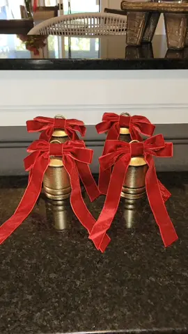 🎀 “Un pequeño cambio, un gran espíritu navideño ✨ Estas campanas llevan ahora un moño rojo que dice “hora de celebrar” 🔔🎄” @Senjie-US https://liketk.it/5s4nU #NavidadEnCasa #DecoraciónNavideña #CampanasNavideñas #MoñoRojo #DIYNavidad 