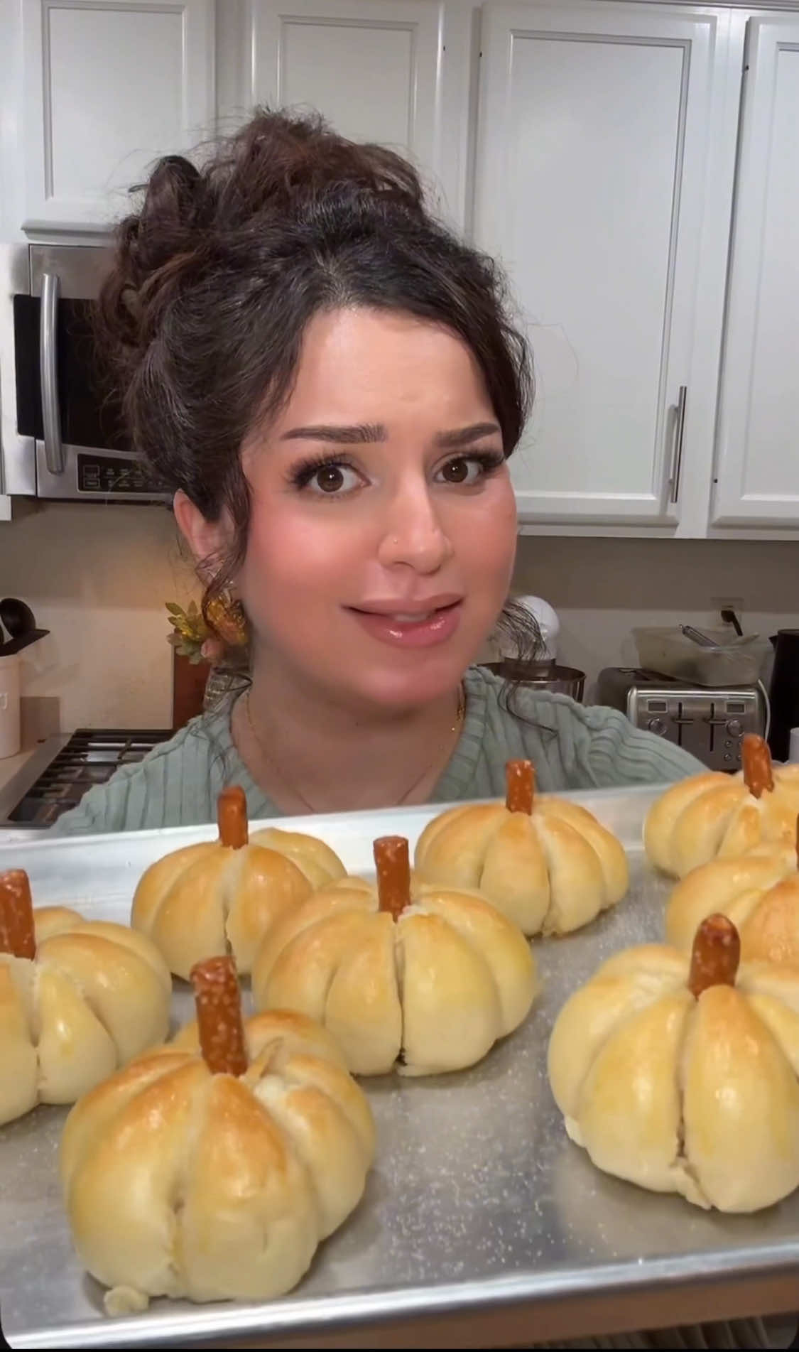 ‎اليوم نغير جو بوصفة جديدة تناسب فصل الخريف و الشتاء . Pumpkin shaped bread 🎃 ‎من تطبقون الوصفة أرجعو اكتبولي رأيكم بيها 😍 -1 cup warm  water -2 1/2 tsp active dry yeast  -1 tbsp sugar  -3 1/2 cups flour  -1/3 cup sugar  -1 egg  -2 tsp salt  -1/4 c softened butter  . . . #maryamalnasiri #pumpkinshapedbread #pumpkinbread #breasrolls #briecheese  