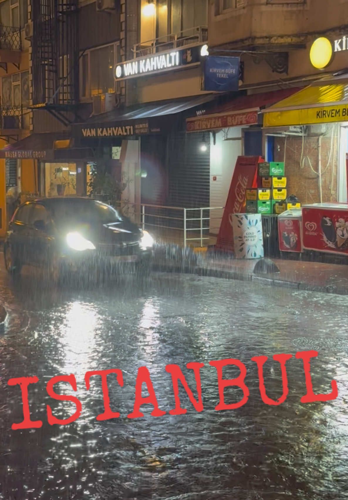 إنطلاق موسم الأمطار في إسطنبول / تقسيم . #تقسيم_شارع_الاستقلال_اسطنبول_تركيا #istanbul🇹🇷 #taksim #turkiye🇹🇷 #إسطنبول 