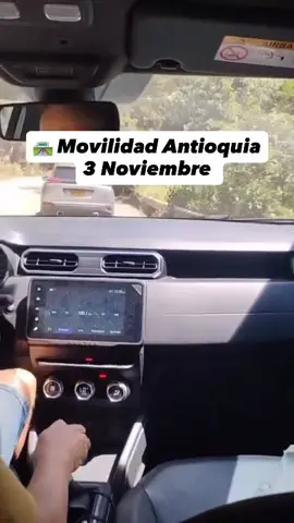 🚗📊 Actualización de movilidad – Antioquia, 3 de noviembre Durante el festivo de Todos los Santos, la Seccional de Tránsito y Transporte de Antioquia desplegó un amplio operativo preventivo y de control en las principales vías del departamento. 📅 Periodo: desde las 00:00 del 31 de octubre hasta las 10:00 a. m. del 3 de noviembre de 2025. 📈 Balance general: ➡️ Vehículos movilizados: 425.041 	•	Entradas: 213.351 	•	Salidas: 211.690 🚓 Resultados operativos: 	•	129 órdenes de comparendo por diferentes infracciones. 	•	124 pruebas de embriaguez realizadas, de las cuales 1 resultó positiva. ⚠️ Prevención y siniestralidad: 	•	3 personas fallecidas 	•	8 lesionadas 	•	9 siniestros viales La Policía de Tránsito y Transporte reitera su llamado a la prudencia en las vías, a respetar las normas de tránsito y a conducir con responsabilidad para salvar vidas. 💛💙❤️ 👮🏻‍♂️ Teniente Coronel Edwin Ricardo Argüello Neiza Jefe Seccional de Tránsito y Transporte Antioquia #MovilidadAntioquia #PuenteFestivo #TodosLosSantos #TránsitoAntioquia #SeguridadVial    