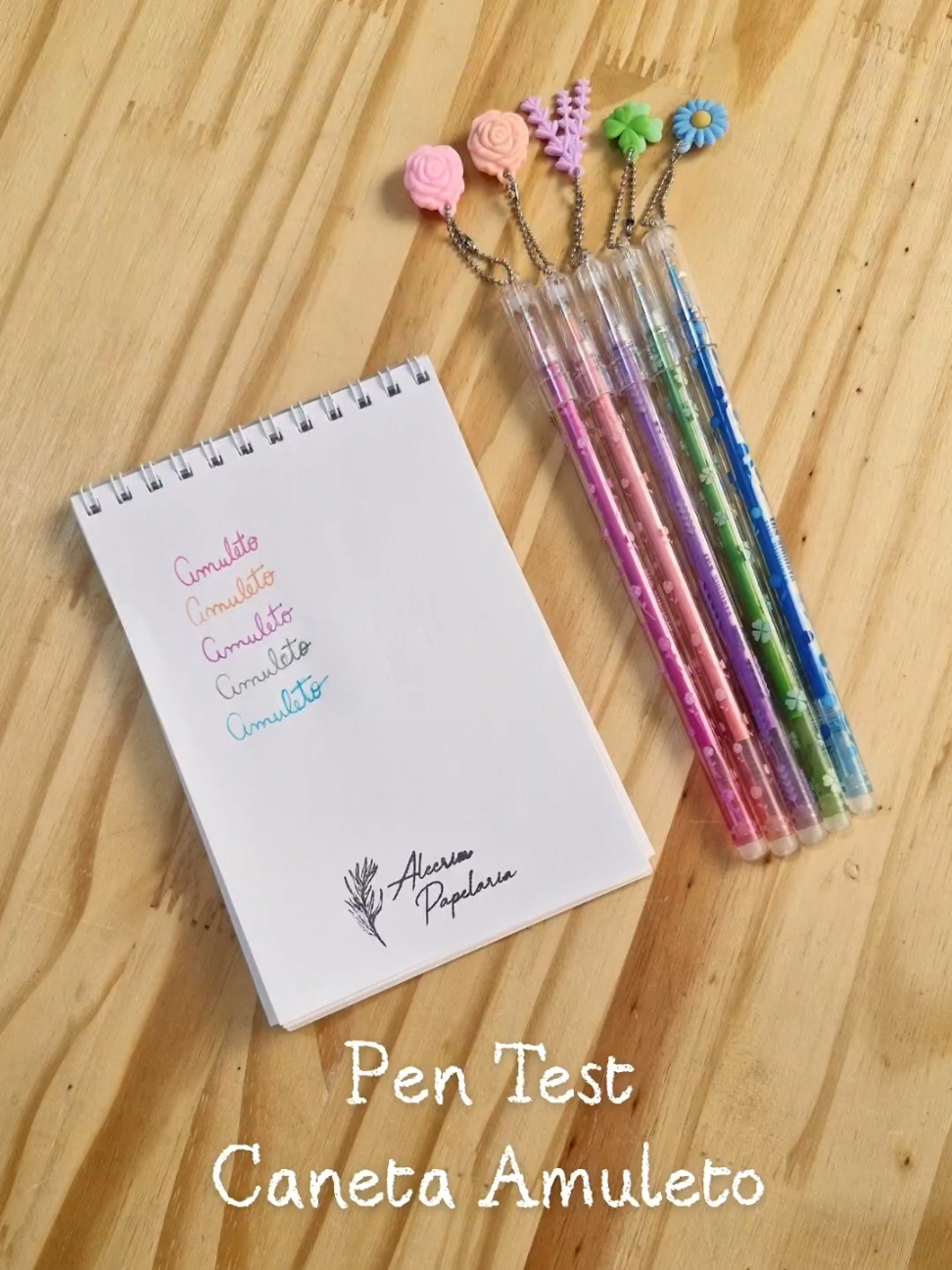 A caneta perfeita existe 😍 ✨ Gel colorida 🌸 Ponta fina 0.7mm 💖 Tinta apagável 🌼 Pingente floral super fofo 5 cores pra você se apaixonar e deixar seu estojo ainda mais lindo! 💕 #CanetaGel #Papelaria #PapelariaFofa #EstudoEstético #AlecrimPapelaria 
