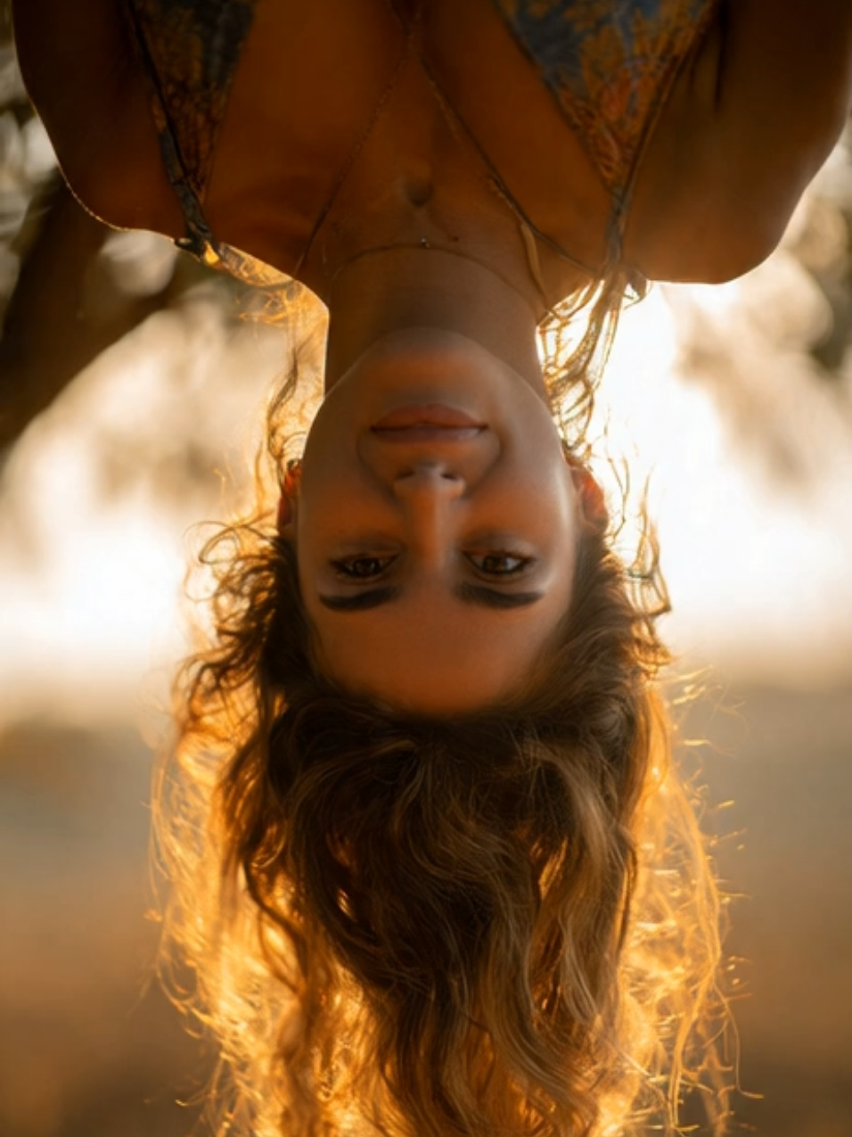 Ela escala árvores e fica de ponta cabeça relembrando os velhos tempos O mundo de cabeça pra baixo também pode ser bonito. Entre galhos e risadas, ela encontra a infância que nunca foi embora. 📌 Siga pra mais ternura, poesia e alma livre. 💰 PayPal Donations — link in bio 🌸 Contact us here: http://t.me/gatasdaroca Visuals generated with AI — artistic creation 💫 #GatasNaRoça #LifeInTheCountry #SoulfulMoments #CountryGirls #fyp 