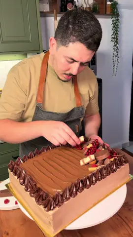 باتيسري شوكولا 😍 6 حبات بيض 250 غ سكر  لافاني  220 غ فرينة  80 غ كاكاو  باكي خميرة الحلوى  160 غ زيت  210 غ حليب  الغناج : 250 غ شوكولا سوداء  270 غ كريمة سائلة 35٪؜ مادة دسمة  60 غ زبدة  السيرو : 150 غ سكر  300 غ ماء  نحطوهم فوق نار و نخلوهم يغلو عشر دقايق ❤️#chocolate 