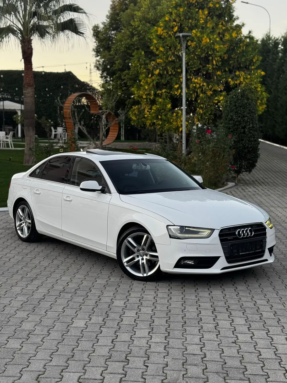 Audi A4 2.0 Nafte  Viti 2013 ❌JO NDERRIME❌ 📞 0692343376 Makina eshte e sapo ardhur me dogane te paguar pa targa e paperdorur Gjendja perfekte me drejte testi kontrrolli nga ana juaj ✅Kilometra: 180.000 KM 📂Lista e Opsioneve:  🔺Fener Full LED Matrix 🔺Key Less Go(hapet dhe mbyllet me celes ne xhep) 🔺Kamera Parkimi 🔺Baxho Xhami⁣⁣ 🔺Sendiljet Para Elektrike + Memorie 🔺Eco AutoStart-Stop (fiket ne semafor) 🔺Sensor Parkimi⁣⁣ Para dhe Mbrapa ⁣⁣ 🔺Klima 2 Zona⁣⁣ 🔺Sendilet Mbrapa me Ngrohje 🔺Pasqyra me Palosje + Elektrike  🔺Dhe shume opsione te tjera...⁣⁣ 📂Makina eshte ne gjendje perfekte xhenerike mekanike dhe estetike Makinen mund ta shikoni nga afer prane autosallonit tone Premium Auto Albania ne autostraden Dr-Tr,jeni te mirepritur per test drive makinen qe deshironi