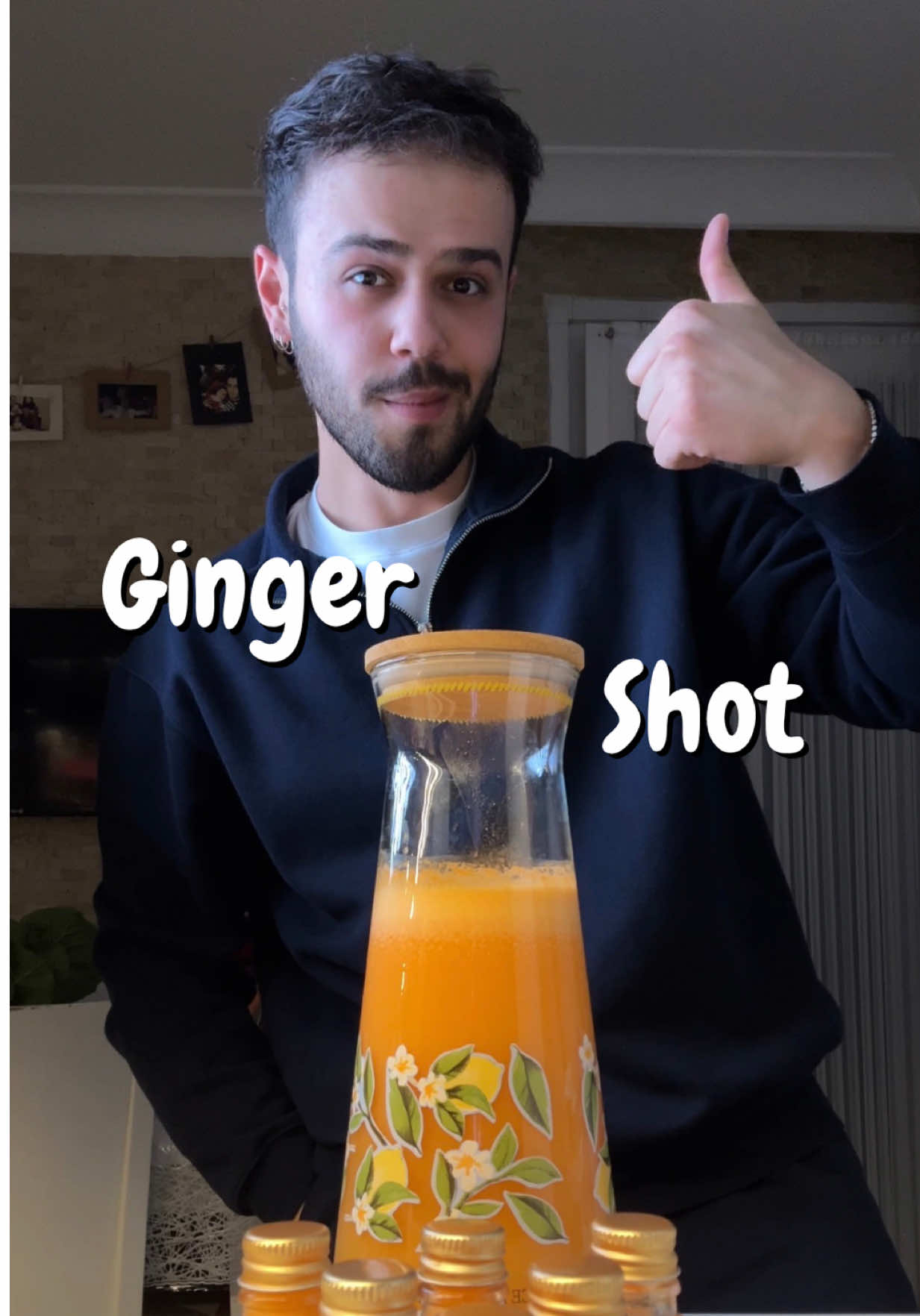 Havalar soğuduğuna göre, bağışıklığı güçlendirme zamanı💪🏻 Soğuk havalarda vücut direncini artıracak, enerji verecek doğal bir karışım yapıyoruz: Ginger Shot!  Faydaları: * Bağışıklığı güçlendirir  * Enerji verir, metabolizmayı destekler  * Antioksidan bakımından zengindir  * Cilt sağlığını destekler, daha canlı bir görünüm sağlar  * Boğaz ve solunum yollarını rahatlatır  Malzemeler: • 6 adet portakal • 6 adet havuç • 2 adet elma • 2 adet limon • 1 tüm taze zencefil kökü Hazırlanışı: Tüm malzemeleri yıkayıp küçük parçalara ayırın. Blenderdan veya slow juicer’dan geçirip süzün. Shot şişelerine paylaştırın, buzdolabında 2–3 gün saklayabilirsiniz. Her sabah kahvaltıdan önce bir shot, kışa güçlü bir başlangıç yapın! ❄️ Kaydetmeyi ve sevdiklerinizle paylaşmayı unutmayın. #gingershot #immuneboost #wellness #healtylifestyle 