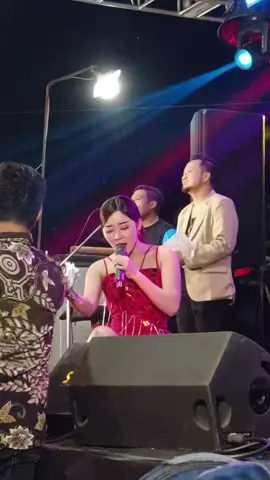 kumbang* @tiaraamorraaa2 😁 #simpatikmusic #dangdutkoplo #viralvideo #fyppppppppppppppppppppppp #kumbang