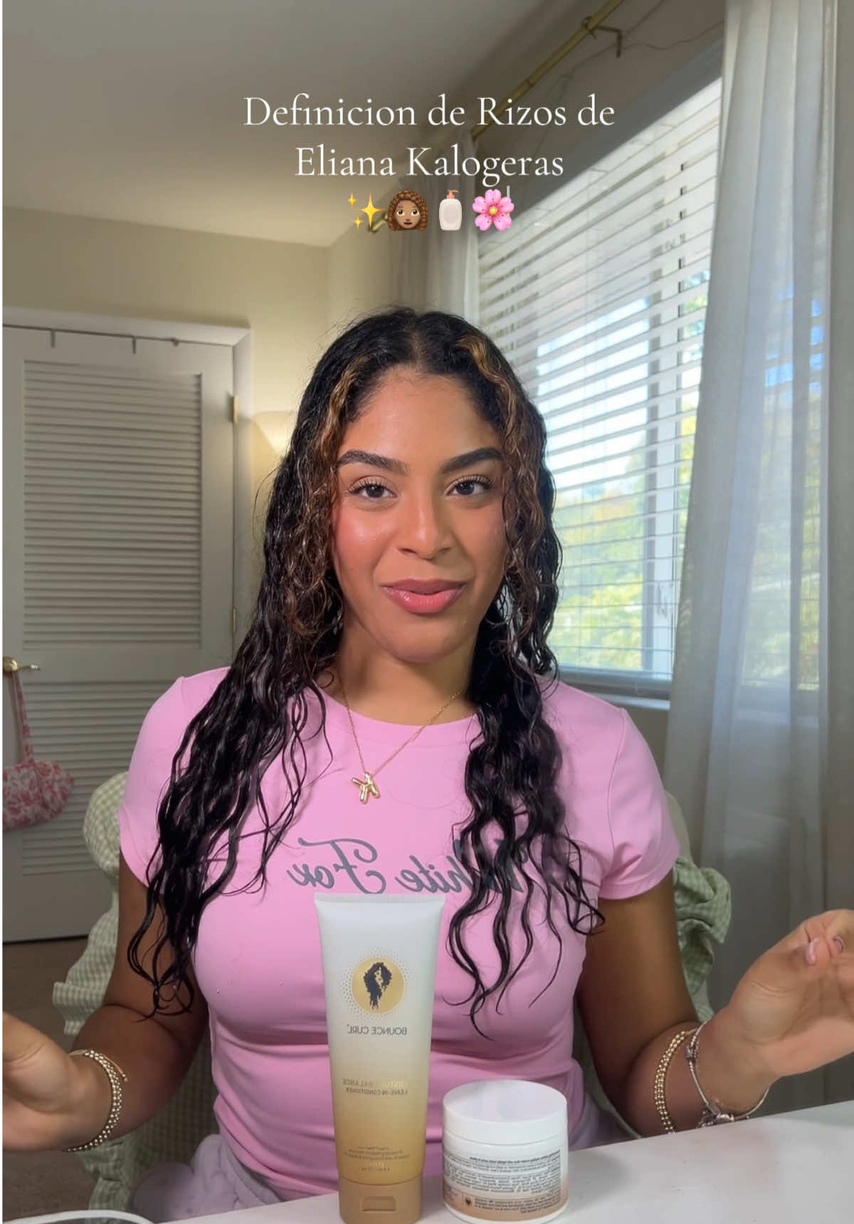 Tratando la definición de rizos de @Eliana Kalogeras 👩🏽‍🦱🧴tag una rizada para tratar su definición de rizos 💬 #elianakalogeras #curlyroutine #definicionderizos #pelorizado #curlyhairroutine  Eliana kalogeras curly routine, rizos definidos 