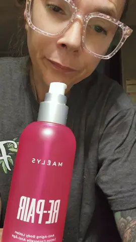 smells like roses 🌹  my go to favorite lotion w benefits ♥️ 100% must have ladies!!!! 