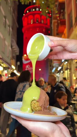 Galata’da, Gallant’ın imza tatlısı Gallat Ball’u denemeyi unutma 🤗 ⏰Hafta içi: 08:00 - 02:00 ⏰Hafta sonu: 08:00 - 02:00 ☕️Galata’da Eşsiz Bir Tat! 🍰 A unique taste in Galata!