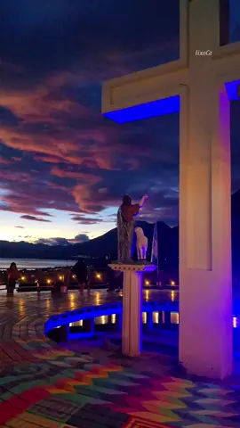 Y te imaginas Tu y Yo asi, viendo este bonito amanecer... 📍San Juan La Laguna 