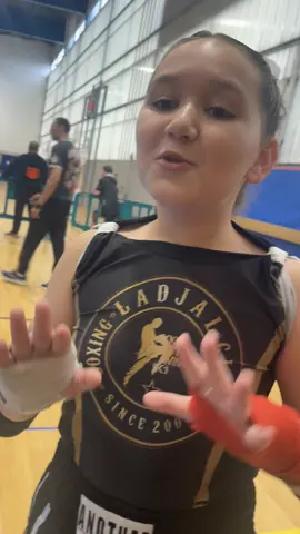 Je lui dis de refuser de se battre avec un garçon ! Comme toujours, elle me dit que tout ira bien ! 😔 Pourquoi elle a pas choisi un sport pour le femmes ?! 😔 Je suis fière me chaque fois mon cœur commence à trembler 🙇🏼‍♀️🙏🏽