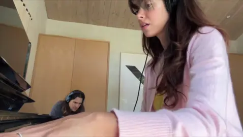 Hola me llamo Bodine, estoy trabajando en mi álbum 2026 🐬🎹