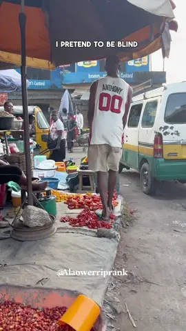 I PREEND TO BLIND 🤣🤣😆😛#alaowerriprank #alaowerri_comedy #prank #viral #v 