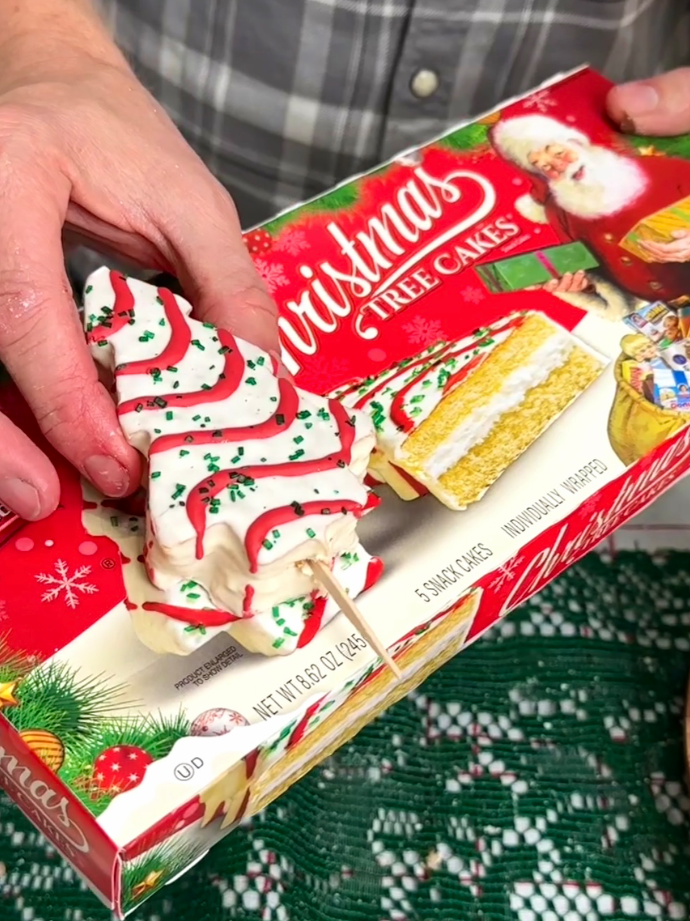 Easy Christmas Dessert Display to impress yout Guests #christmas #christmastable #christmasdecor #diyproject #tutorial