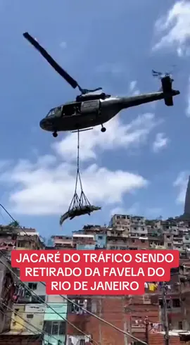 Jacaré do tráfico sendo retirado da favela do Rio de Janeiro #riodejaneiro #favela