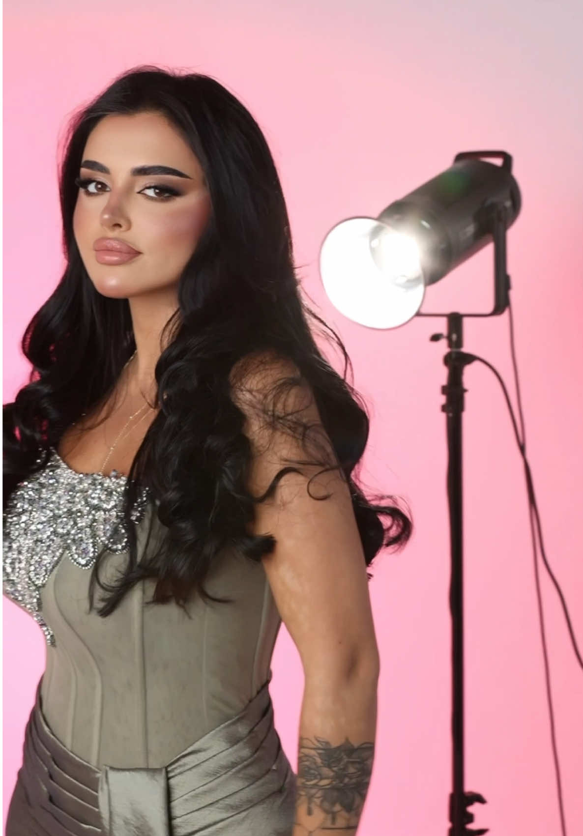 مكياج صالون بوكاهنتس ✨🤎 غيررررررر لوك ناعم ورا كواليسه لمسات دقيقه مختاره بذوق من لمعه الهايلايت لين آخر لمسة بلشر 