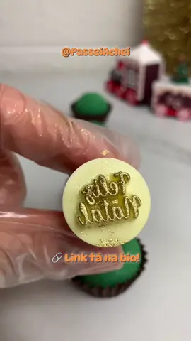 POV: um carimbo desses e já quero abrir minha confeitaria temática de Natal 😅🎄 🎄✨ Detalhes que encantam no Natal! O Kit Carimbos Natal Iluminado 2cm é perfeito pra deixar seus docinhos, brigadeiros e massas com aquele toque natalino fofo e profissional 😍🍬 Fácil de usar e ideal pra confeiteiros que amam caprichar nos mínimos detalhes 💚❤️ Comenta “eu quero” que eu te mando o link 🎁👇 #carimbosnatalinos #confeitariaartesanal #docesdenatal #brigadeirosdecorados #ferramentasconfeitaria   @Shopee Brasil 