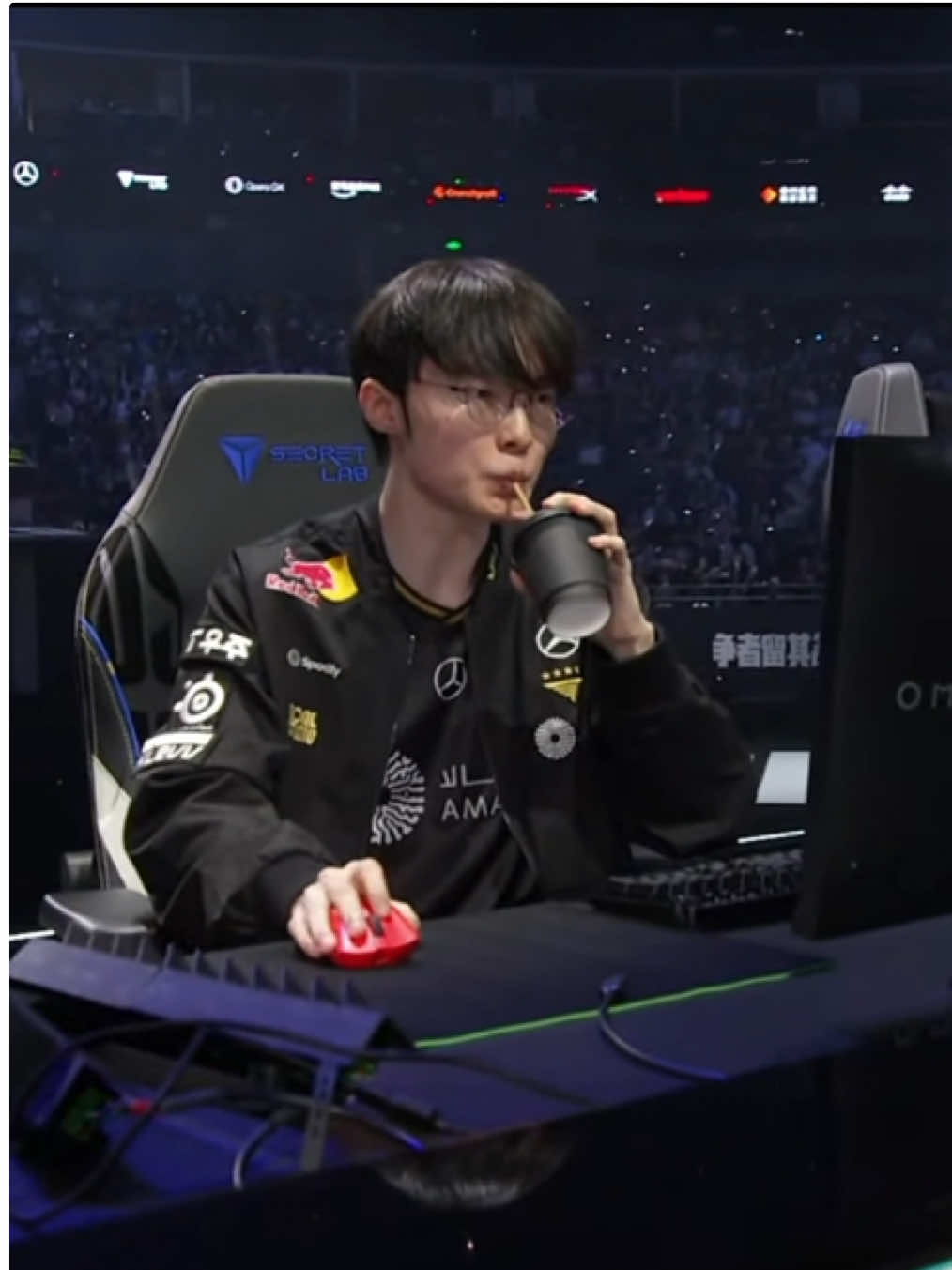 He’s moving like he’s herding his rival from the back 🧎🏻‍♀️‍➡️🙇🏻‍♀️ #t1 #faker #worlds2025 #lolesports #leesanghyeok 