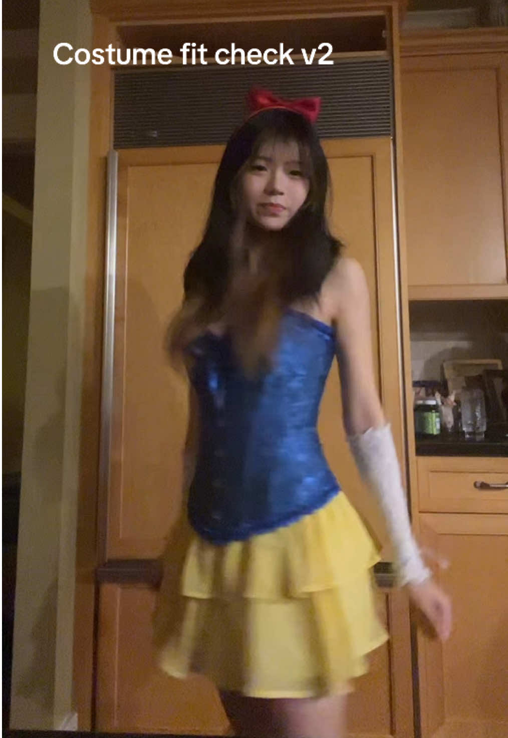 Ik we’re well into November last Halloween post this year I promise also I had falsies on idk why my lashes still don’t show up if anyone has any idea why pls lmk😭💔 #halloween #costume #princess #snowwhite #fitcheck 