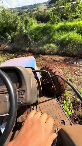 Por pouco em 😬😬😬🤯🤯 aqui é Paraná cunhado 🥶🤠 #agro #newholland #soja #roça #offroad 