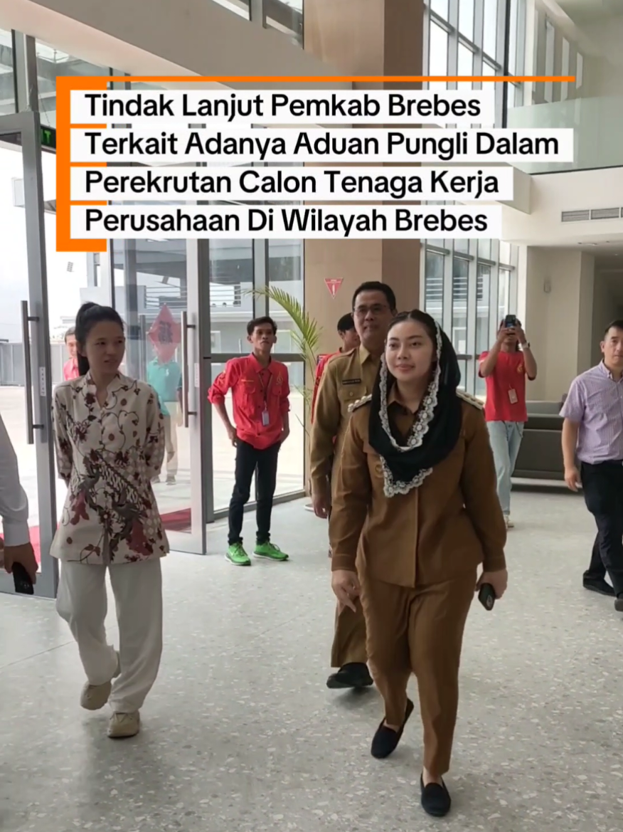 Sejumlah pekerja pabrik di Brebes mengungkapkan keluhan serius soal biaya rekrutmen yang harus mereka tanggung demi bisa bekerja. Dalam kesaksian mereka, para calon pekerja diminta membayar sejumlah uang kepada perantara atau “broker” rekrutmen. Menanggapi aduan tersebut, Bupati Brebes Hj Paramitha Widya Kusuma SE MM didampingi Kepala Dinas Perindustrian dan Ketenagakerjaan Brebes Warsito Eko Putro, serta Kabid Komunikasi dan Kehumasan Taufan Haqiqi Dinkominfotik Brebes mendatangi salah satu pabrik sepatu di wilayah Kecamatan Tanjung Brebes, Senin (3/11/2025) siang.  Hal itu menindaklanjuti aduan sejumlah calon tenaga kerja yang akan mendaftar masuk ke salah satu pabrik di Brebes menjadi korban praktik percaloan oleh oknum yang mengaku bisa meloloskan masuk kerja ke salah satu pabrik di Brebes. #audiensiptgei #buruhpabrik #aduanmasyarakat #ptgoldemperorindonesia #tanjungbrebes  @Paramitha Widya Kusuma @Wurja Castro @Anna Dwi Rahayuning Rizky @t a u f a n @dinperinakerkabbrebes @supendivilank 