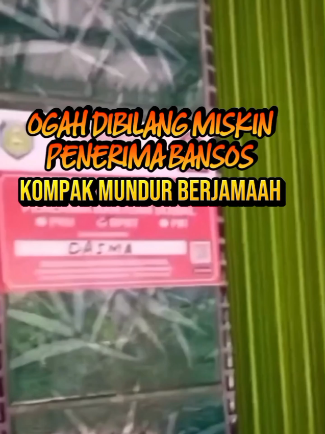 Stiker Orang Miskin, Bikin Efek domino. Mereka mendadak menolak status miskin. Mereka berbondong-bondong datang ke kantor Dinsos untuk mundur dari daftar penerima bantuan sosial. Alasannya sederhana, gengsi. Mereka lebih rela hidup pas-pasan dari pada disorot tetangga. Dalam waktu singkat, angka kemiskinan turun drastis. Bukan karena ekonomi membaik, tapi karena rakyat menolak diakui miskin. #tetapbersyukurdanberdoa #ceritadigital #palingkeren👍👍👍👍 #semuanyaok #makinoke 