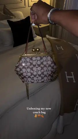 Should I keep this 500€ coach bag?😩  @Coach #unboxingvideo #dreambag #fyp #coachbag #unboxwithme 