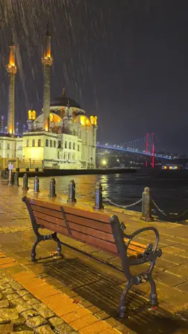 “Gidişinle sessizliği öğrendim ama  sensizliği bir türlü öğrenemedim…❤️‍🩹☔️