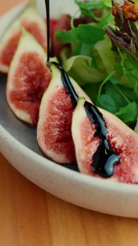 Para aproveitar mais o ideal é usar o Davinci Resolve para ter acesso ao power grade, a partir desse look base você pode colocar o seu toque, fazer variações e muito mais, isso ajuda demais em todo o processo, deixa seu vídeo ainda mais bonito e você não precisa investir muito tempo na cor de cada vídeo (isso se você assim como eu entrega muitos vídeos por mês)  Se ficou alguma dúvida só comentar nesse vídeo.  #filmmaker #videomaker #audiovisual #gastronomía #colorgrading  