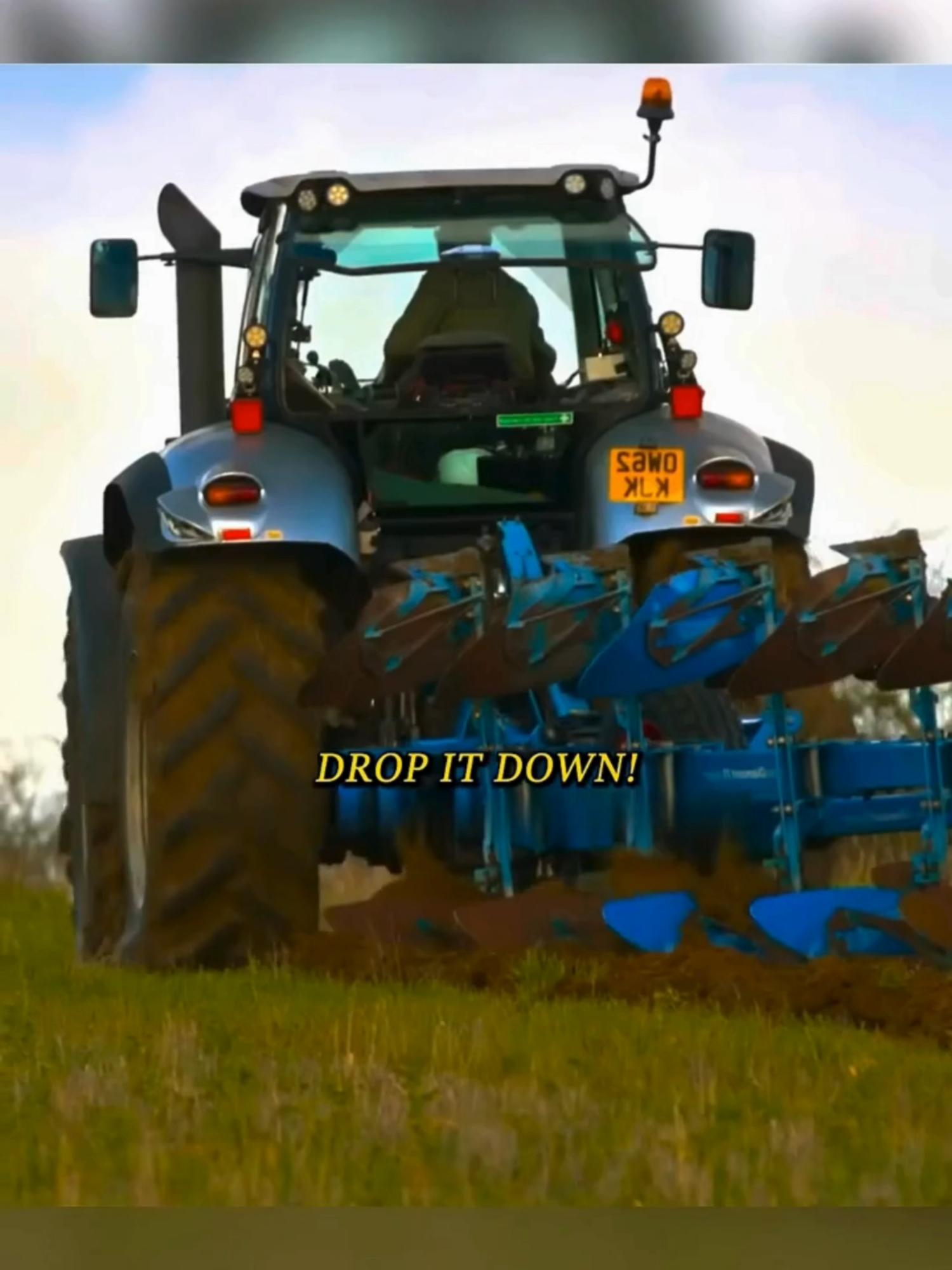 Clarkson does some plowing 😮😂 #clarksonsfarm #jeremyclarkson #viralvideos #britishhumour #funnytiktok #shows #series #viral_video