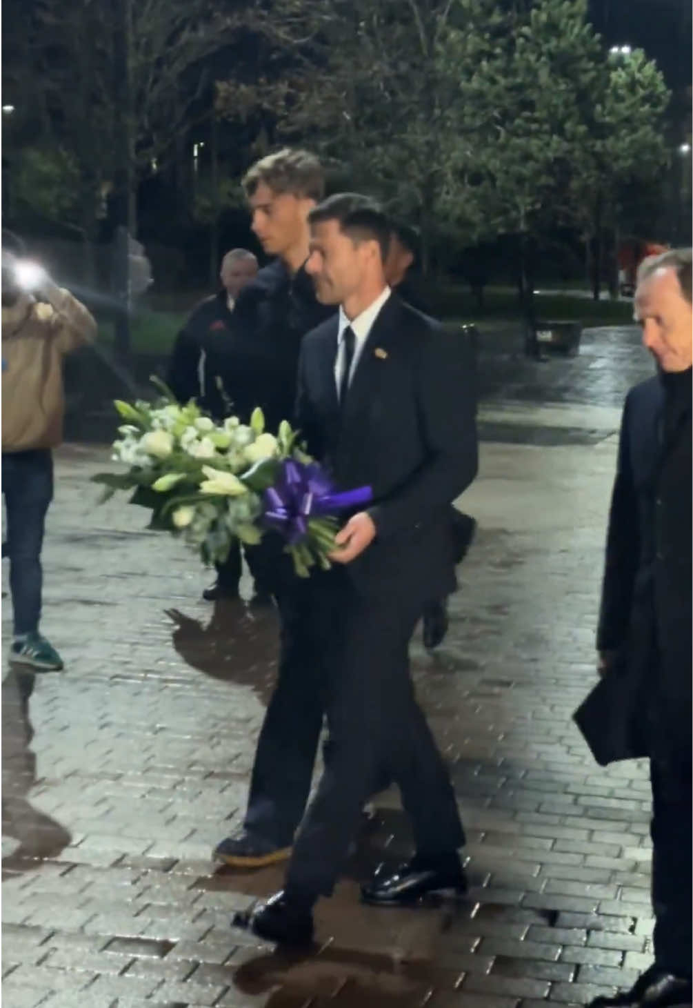 Xabi Alonso, Trent Alexander-Arnold, Dean Huijsen & Emilio Butragueño pay tribute to Diogo Jota 🤍❤️ 🎥 IG/guillermorai_