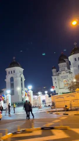 #romania🇷🇴 #bucuresti #catedralamantuiriineamului  La București, zilele trecute, și-a deschis porțile catedrala națională a țării, care a devenit cea mai mare biserică ortodoxă din lume.