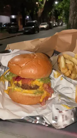 Hamburguesa con Guacamole y Bacon a las 2:00am #hamburguesa #papasfritas #comida #noche #rico 