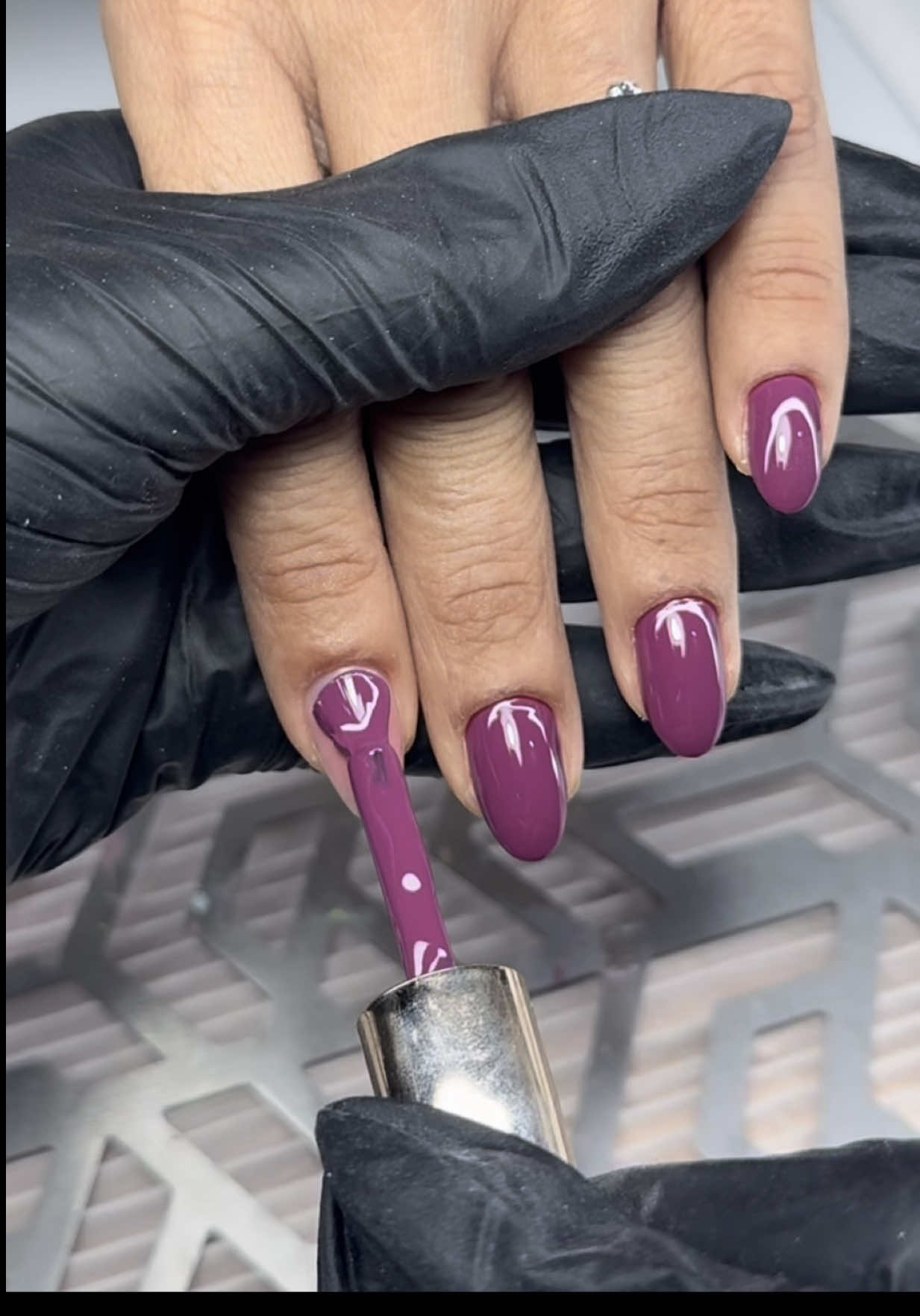 Focus ce soir sur notre nouveau vernis Mulberry appliqué sur le polygel liquide Praline par nulle autre que notre ambassadrice Diva. Elle révèle la profondeur de cette couleur avec une couche de notre finition déperlante Crystal Shine! ✨💜 #nailsvideo #nailsvideos #nailsvideotutorial #purplenails #frenchnails @beauty by diva 