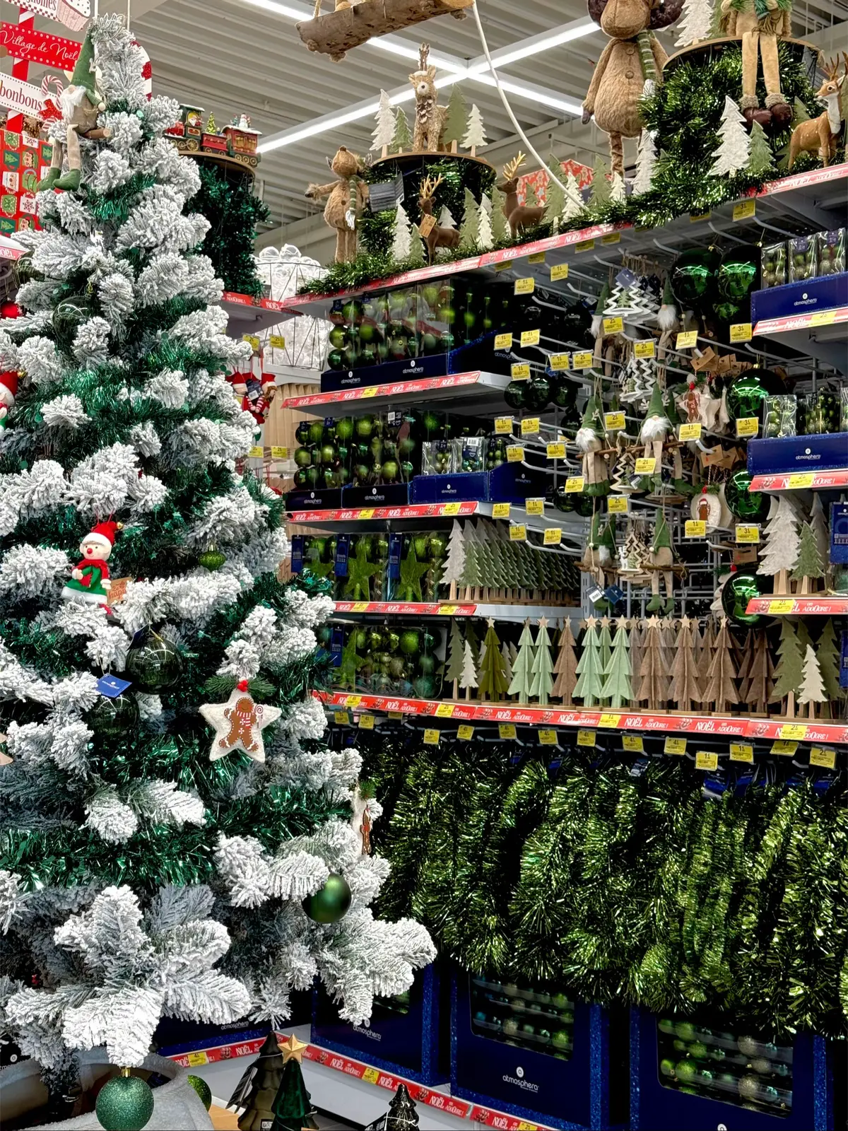 Eh oui, Noël a officiellement pris le contrôle de notre shopping liste !  Guirlandes scintillantes, boules étincelantes, peluches trop mignonnes, automates hyper fun… tout est là pour plonger dans la magie des fêtes 🎄 VITE, les fêtes de fin d’année n’attendent pas 🙈 #centrakor #christmas2025 #noel #cadeaux #trend 