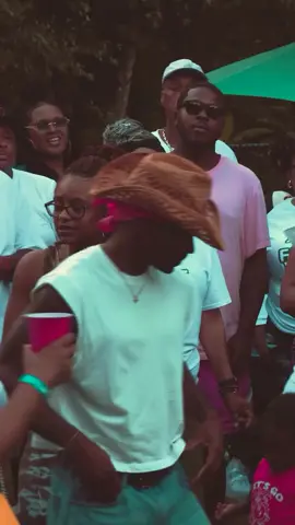 Went home for a family reunion and shot this with my peeps. Didn’t think I’d enjoy it that much… now I’ve got a piece of art with my family that’ll live forever 🎬.. Luv y’all 🫶🏾💙 . Reencontro de família. Muita risada, muito amor… e agora um registro que vai durar pra sempre.