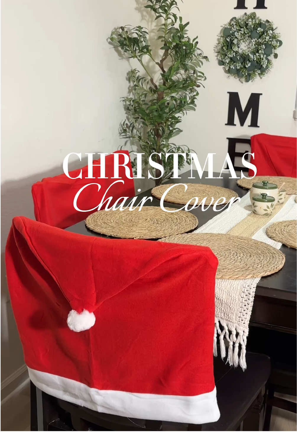 Mis sillas ahora tienen su gorrito de santa #chritsmasvibes #chaircover #chaircovers #chritsmasdecor #tiktokshopchristmasfinds 