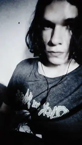 Não cheguei nem a cogitar melhorar como companhia, tampouco prefiro — por mais que minha natureza ressentida se incline ao mal, ao insípido e ao cínico — a bondade. (Ser bom não implica em ser uma boa companhia; é preciso ser firme para se manter bom.) A maldade e seus derivados provêm do meu âmago, do prometido — da promessa que nunca se cumpre — de uma compreensão mútua, e principalmente voltada ao eu: o desejo de que alguém olhe para o que me tornei e entenda. Que ria sinceramente, achando graça e molejo na forma como lido com os desarranjos da vida. Com a idade chegando, as coisas vão se tornando mais insípidas, mais ríspidas para o supérfluo e mais levianas para o profundo. A profundidade virou filosofia de boteco, e de um jeito mal falado: virou paisagismo, virou... como se diz mesmo? Apresentação? Não... virou performance. kkkkkkkkkkkk, aí, aí. Meus desamores me marcaram mais do que os amores em si. Sou um sujeito melancólico — nunca escondi isso. Deixo minha tristeza vazar pelas beiradas, não de modo a proclamar, mas a mofar: empedrecida, vaidosa, corrompida. Na infância, eu usava uma franja reta, daquelas que chamam de “boi lambeu” ou “cabelo de cuia”. A sensação mais gostosa de afeto que eu tinha — e a mais frequente — era quando alguém se propunha a me elogiar, bajular, instigar, etc. E eu, invariavelmente, satirizava de modo leve ou fingia uma leve vergonha... com um pouco de verdade. Vejo-me como uma pessoa em desenvolvimento — mais que isso, alguém que se desenvolveu. Mas... onde estão aqueles que estavam comigo no início, para completar minhas vitórias? Qualquer pódio que eu já tenha alcançado é apenas um lugar comum para os habitantes do mesmo. Não há o que comemorar. Creio que, mesmo que eu evolua mais e mais, haverá sempre o mesmo: o âmbito do possível, do comum. Nada de extraordinário. Tenho um humor que eu poderia vender; sou extremamente engraçado — e sei disso. É hilário como o tempo passa e algumas coisas não mudam. Às vezes penso nas garotas com quem me relacionei e em como seria deprimente ser virgem — e em como o primeiro sexo não foi tão bom quanto o último. A doença, o patológico, o verossímil — tudo é efeito da causa de uma criança que queria brincar e não suportava o tédio. A dor de lidar com minhas aflições é a mesma que me tira do vazio. A melancolia que sinto é a mesma que me permite escapar do tédio do cárcere robusto, empedrado, de concreto branco, pacato, chato, petrificado. É enojante. Não sinto necessidade de não parecer idiota para pessoas superficiais. Melhor ser bobo por querer do que sem querer. Mas... filosofia no Twitter é só mais uma bobeira adolescente — neste caso, de um ex-adolescente. Quer que eu **explique e interprete cada