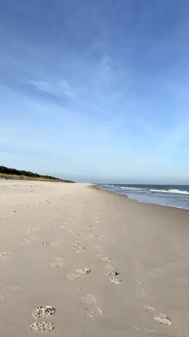 Poza sezonem fale niosą spokój, którego trudno szukać gdzie indziej. 💙 W pustej plaży jest coś kojącego, przestrzeń która porządkuje myśli.  Listopad nad morzem to czas, gdy proste chwile stają się najprawdziwsze.  Spotkajmy się w Juracie, a dokładniej w Bryzie!  #HotelBryza #Bryza #Jurata #spokój #jesień 