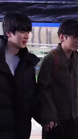 Taehyung y Jin caminando de la mano 😭 #taehyung #jin #taejin 