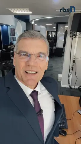 No #RBSNotícias de hoje você confere os primeiros dias da Feira do Livro, lentidão na BR 116, fila do SUS podendo levar até 7 anos entre outros assuntos. É logo depois de Êta Mundo Melhor! 💙