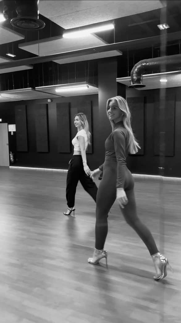 Les dernières répétitions avant le départ pour l’aventure Miss France ! ✨ Une petite session de catwalk avec @Sarah 🫧 , Miss Côte Basque 2023 👸🏼 Merci au meilleur vidéaste @thodacy et @Estelle Estitxu Labeyrie 😆 Merci à mes comités @Comité Miss Aquitaine, le comité Miss pays basque et à @Alliance Forme pour cet accompagnement et le soutien dans cette préparation, j’ai hâte de la suite!  Miss France me voilà ! 🩷 @Miss France Officiel  #missfrance #missfrance2026 #missaquitaine2025