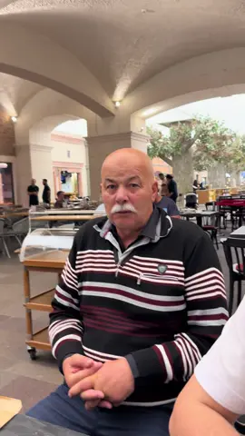 I-am zis că l-am adus să mănânce carne de crocodil 😂