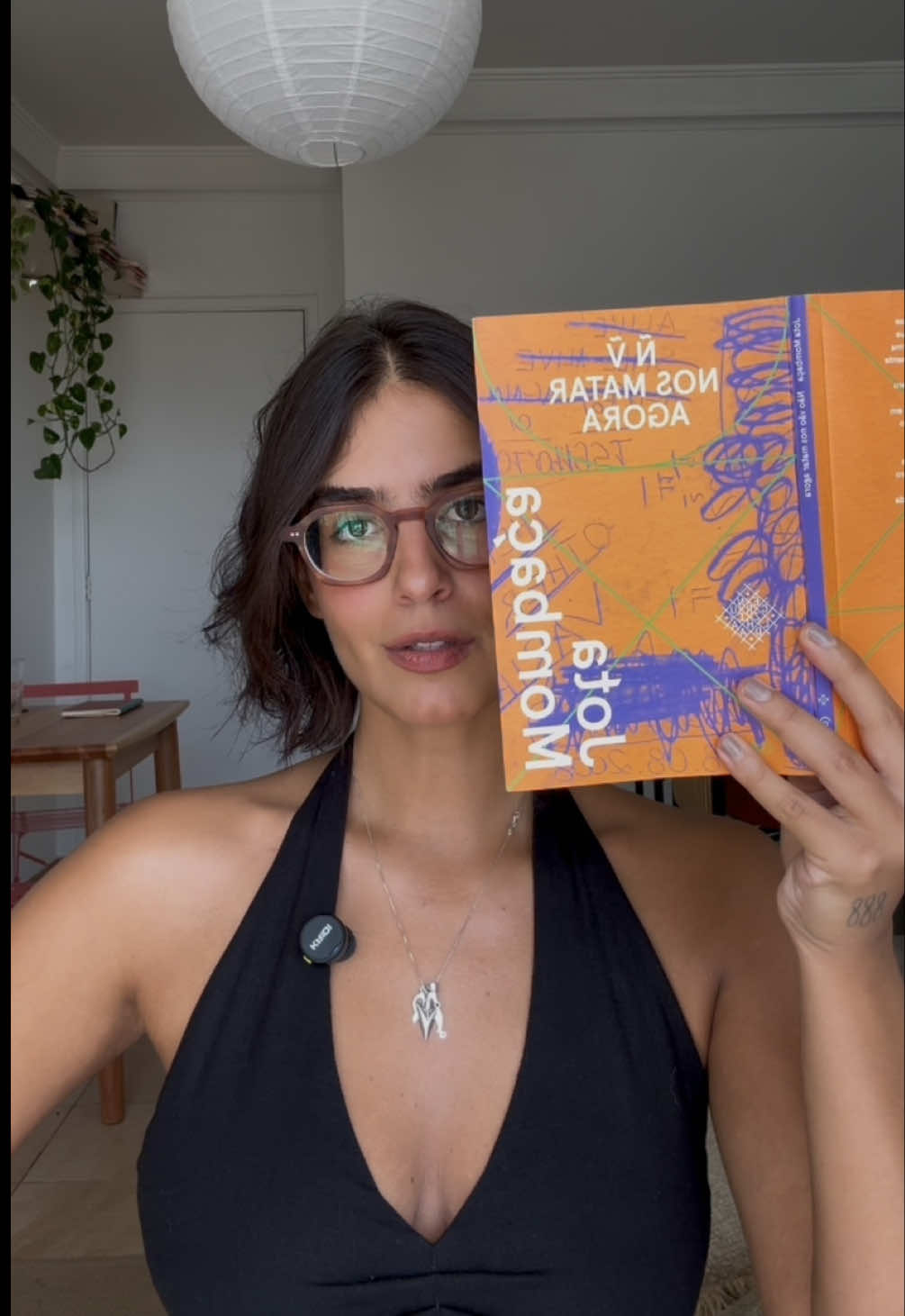 lendo um trecho do livro “não vão nos m4tar agora”, de jota mombaça #booktokbrasil 